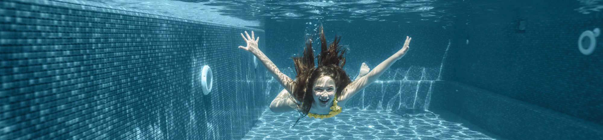 BrandImage_Maytronics_HR_Underwater_GirlSmiling copy